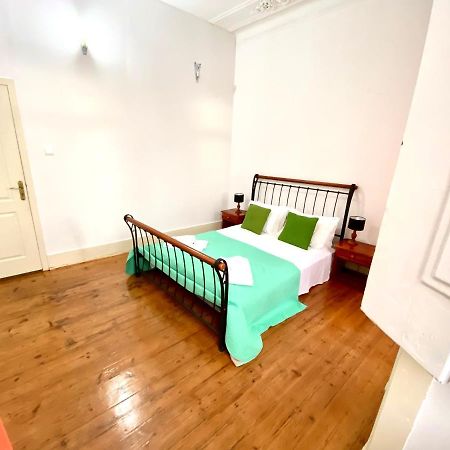 Artdeco Chiado 4 - Large Comfortable Double Room With Shared Bathroom ลิสบอน ภายนอก รูปภาพ