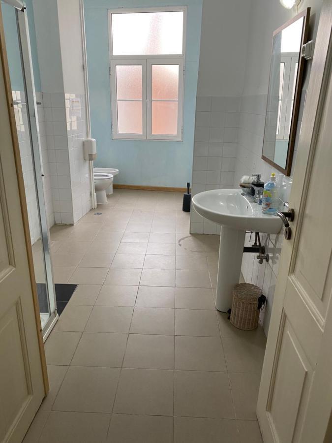 Artdeco Chiado 4 - Large Comfortable Double Room With Shared Bathroom ลิสบอน ภายนอก รูปภาพ