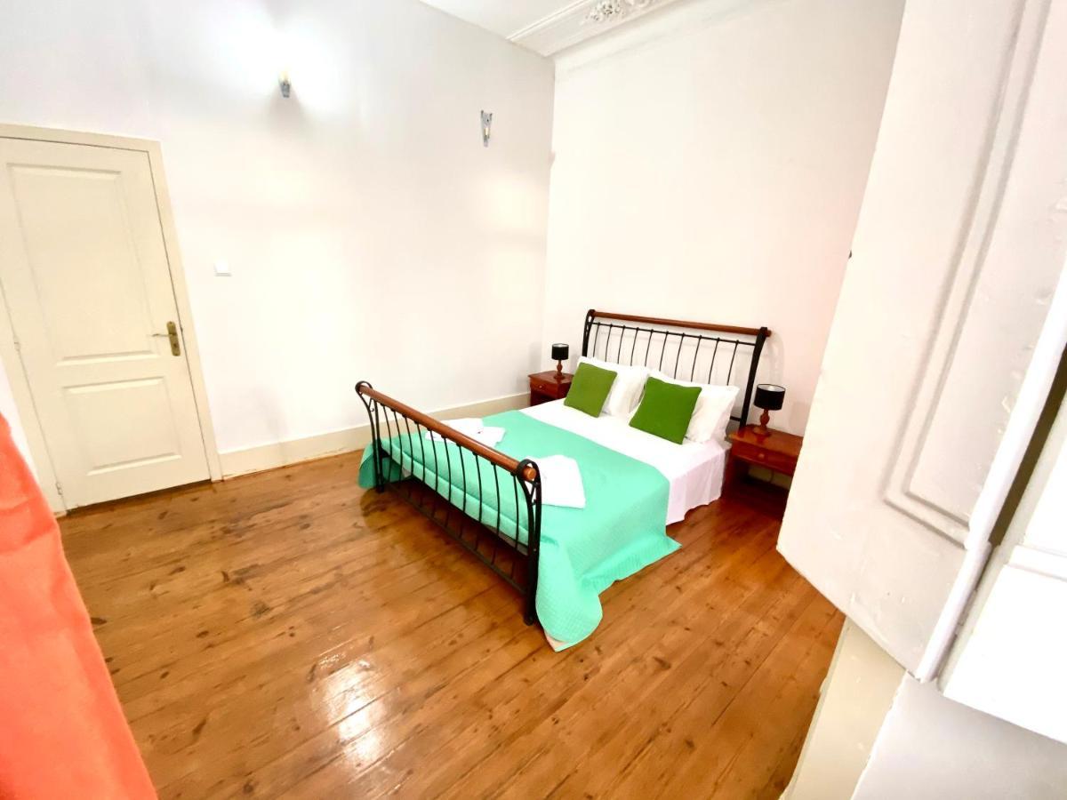Artdeco Chiado 4 - Large Comfortable Double Room With Shared Bathroom ลิสบอน ภายนอก รูปภาพ