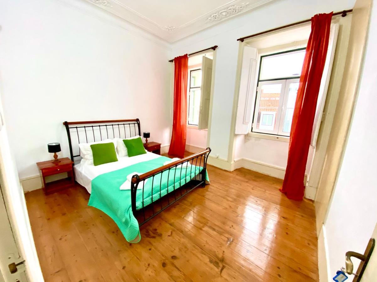 Artdeco Chiado 4 - Large Comfortable Double Room With Shared Bathroom ลิสบอน ภายนอก รูปภาพ